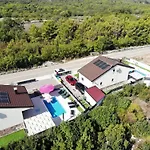 Shaula 2 - Three Bedroom House With Pool *