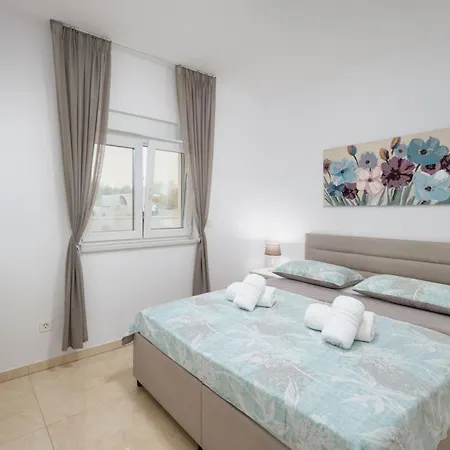 Shaula 2 - Three Bedroom House With Pool * Šibenik