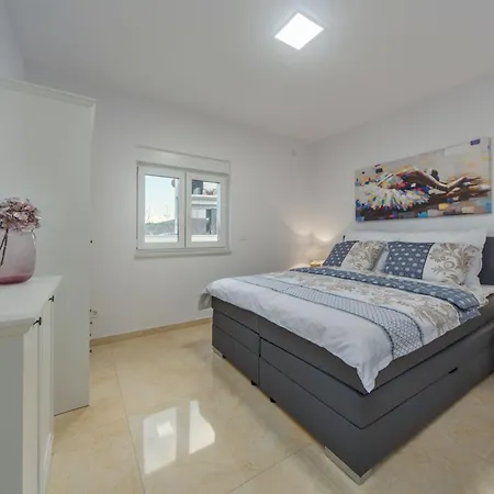 Shaula 2 - Three Bedroom House With Pool Šibenik