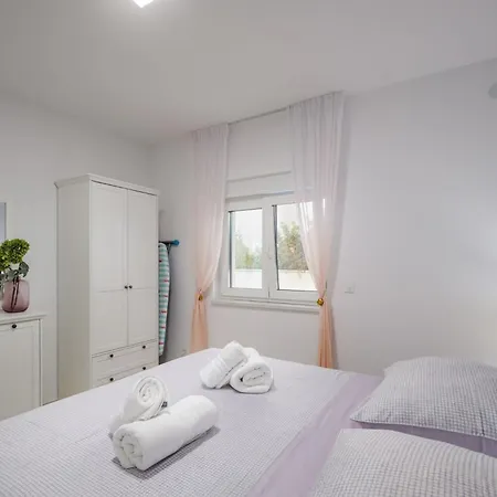 Villa Shaula 2 - Three Bedroom House With Pool *
