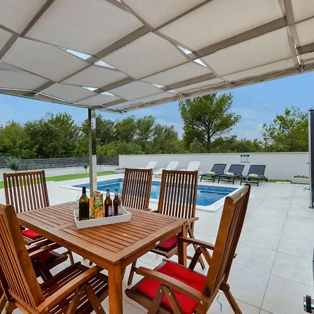 Shaula 2 - Three Bedroom House With Pool