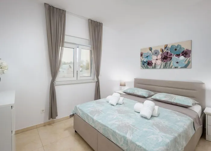 Shaula 2 - Three Bedroom House With Pool * Sibenik