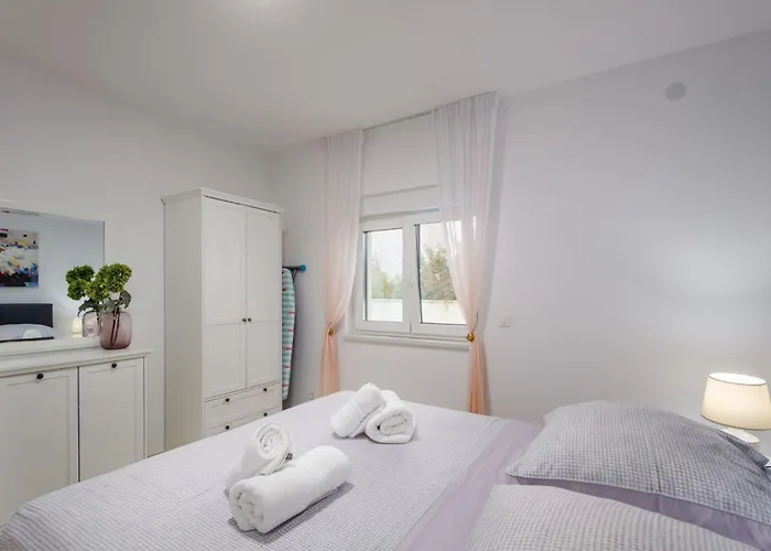 Villa Shaula 2 - Three Bedroom House With Pool *