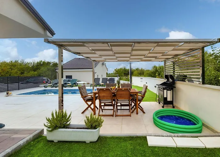 Villa Shaula 2 - Three Bedroom House With Pool *