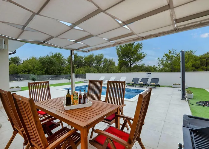 Shaula 2 - Three Bedroom House With Pool
