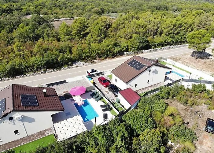 Shaula 2 - Three Bedroom House With Pool *